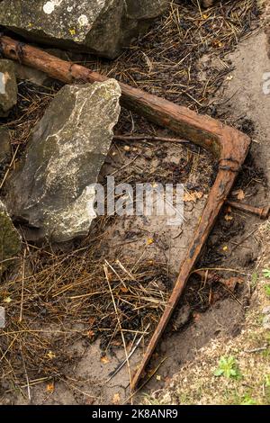 Die Überreste des Flusses Severn erliegen. Boote, die Kohle und Eisen geschleppt haben, sind jetzt in den Lydney Docks verrotten geblieben. Stockfoto