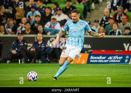 Melbourne, Australien. 22, Oktober 2022. In der 3. Runde der Isuzu UTE A-League Men’s 2022/23 Saison zwischen Melbourne Victory und Melbourne City schoss Jamie Maclaren #9 aus Melbourne City einen Schuss vom Rand der Box. Quelle: James Forrester/Alamy Live News. Stockfoto