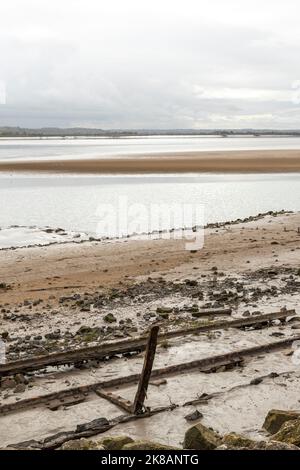 Die Überreste des Flusses Severn erliegen. Boote, die Kohle und Eisen geschleppt haben, sind jetzt in den Lydney Docks verrotten geblieben. Stockfoto