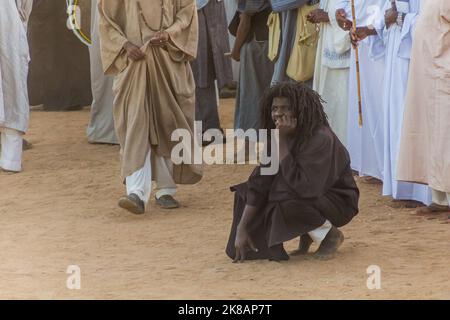 OMDURMAN, SUDAN - 8. MÄRZ 2019: Sufi Wirling Derwisch während der traditionellen Freitagszeremonie auf dem Hamed al Nil Friedhof in Omdurman, Sudan Stockfoto