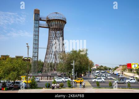 BUCHARA, USBEKISTAN - 09. SEPTEMBER 2022: Shukhov-Turm (Buchara-Turm) in der Stadtlandschaft. Usbekistan Stockfoto