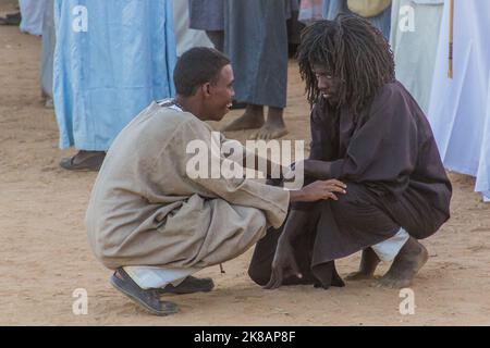 OMDURMAN, SUDAN - 8. MÄRZ 2019: Sufi Wirbelnde Derwische während der traditionellen Freitagszeremonie auf dem Hamed al Nil Friedhof in Omdurman, Sudan Stockfoto