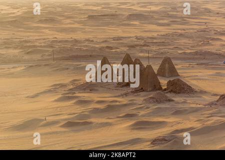 Luftaufnahme der Barkal-Pyramiden in der Wüste in der Nähe der Stadt Karima, Sudan Stockfoto