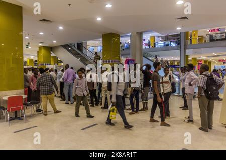 KHARTUM, SUDAN - 9. MÄRZ 2019: Lange Schlange am Geldautomaten in der Al Waha Mall in Khartum während einer Währungskrise im Sudan. Stockfoto