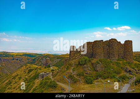 Festung Amberd und Vahramashen Surb Astvatsatsin Kirche an einem klaren sonnigen Tag, im Sommer. Stockfoto