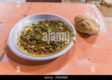 Traditionelles Gericht im Sudan - Fuul (Eintopf gekochter Fava-Bohnen) und Brot. Stockfoto