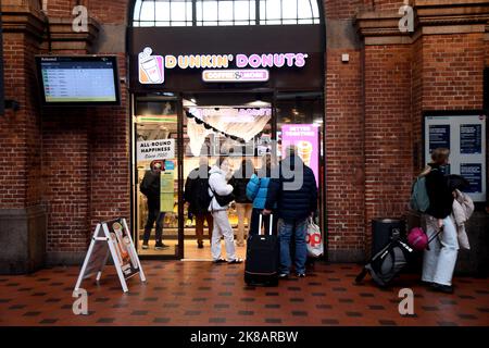 Kopenhagen/Dänemark/22. Oktober 2022/Zugreisen im Dunkin&Donts-Laden in der dänischen Hauptstadt (Foto. Francis Dean/Dean Pictures. Stockfoto