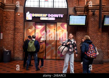 Kopenhagen/Dänemark/22. Oktober 2022/Zugreisen im Dunkin&Donts-Laden in der dänischen Hauptstadt (Foto. Francis Dean/Dean Pictures. Stockfoto