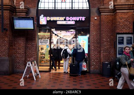 Kopenhagen/Dänemark/22. Oktober 2022/Zugreisen im Dunkin&Donts-Laden in der dänischen Hauptstadt (Foto. Francis Dean/Dean Pictures. Stockfoto