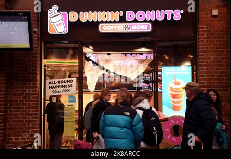 Kopenhagen/Dänemark/22. Oktober 2022/Zugreisen im Dunkin&Donts-Laden in der dänischen Hauptstadt (Foto. Francis Dean/Dean Pictures. Stockfoto