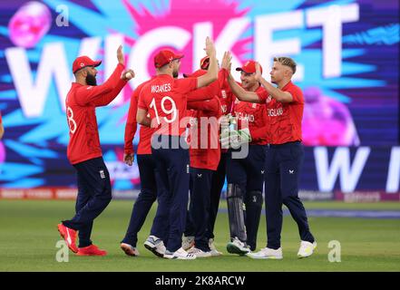 Die englischen Spieler feiern nach der Entlassung des afghanischen Batsman Ibrahim Zadran aus der Bowlingbahn von Sam Curran (rechts) während des ICC Men's World Cup Gruppenspiel T20 im Optus Stadium, Perth. Bilddatum: Samstag, 22. Oktober 2022. Stockfoto