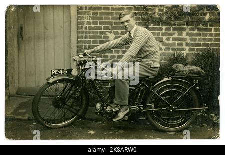 Original-Postkarte aus den 20er Jahren mit einem glücklichen, stolzen jungen Mann oder einem späten Teenager, der wie ein brandneues Triumph-Motorrad aussieht, Guildford-Registrierung, Surrey, England, Großbritannien Stockfoto