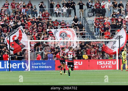 SYDNEY, AUSTRALIEN - 22. OKTOBER: Wandererfans unterstützen ihr Team während des Spiels zwischen dem Western Sydney Wanderers FC und Brisbane Roar im CommBank Stadium am 22. Oktober 2022 in Sydney, Australien Credit: IOIO IMAGES/Alamy Live News Stockfoto