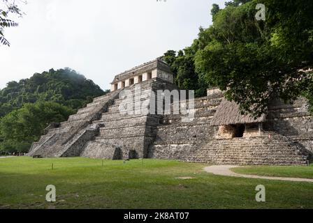 Blick auf die archäologische Stätte der Maya in Palenque in Chiapas, Mexiko. Maya-Ruinen und antikes Gebäude: Tempel der Inschriften Stockfoto