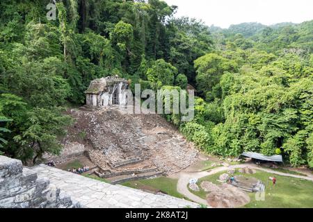 Blick auf die archäologische Stätte der Maya in Palenque in Chiapas, Mexiko. Maya-Ruinen und antikes Gebäude: Tempel des Foliated Cross Stockfoto