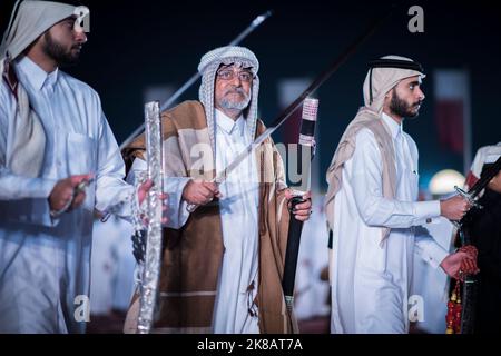 Doha, Katar, Dezember-18,2017: Der Schwerttanz namens „ardha“ auf dem Darb Al Saai-Gelände, organisiert zur Feier des Qatar National Day. Stockfoto