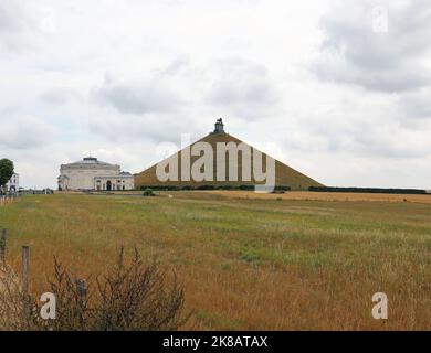 Waterloo, W, Belgien - 17. August 2022: Denkmal mit einer Löwenstatue auf dem Hügel auf dem Schlachtfeld Stockfoto