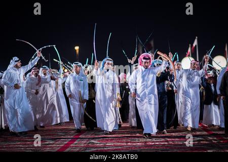 Doha, Katar, Dezember-18,2017: Der Schwerttanz namens „ardha“ auf dem Darb Al Saai-Gelände, organisiert zur Feier des Qatar National Day. Stockfoto