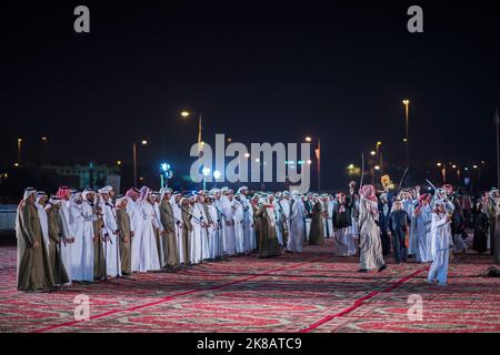 Doha, Katar, Dezember-18,2017: Der Schwerttanz namens „ardha“ auf dem Darb Al Saai-Gelände, organisiert zur Feier des Qatar National Day. Stockfoto