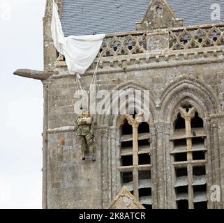 Sainte-Mere-Eglise, FRA, Frankreich - 21. August 2022: DDAY Memorial mit Fallschirmjäger auf dem Glockenturm Stockfoto