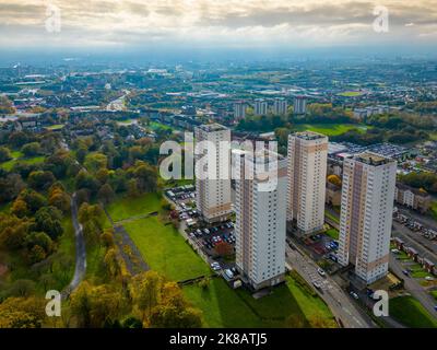 Luftaufnahme von Hochhäusern in Springburn in Glasgow, Schottland, Großbritannien Stockfoto