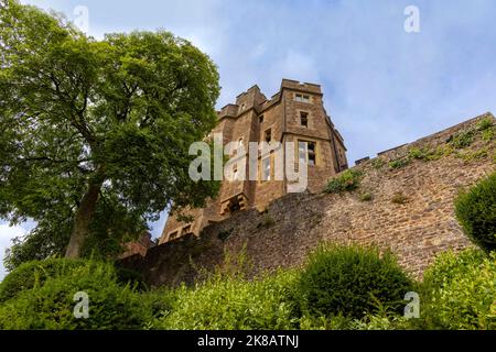 Dunster Castle, ein ehemaliges schloss von motte und bailey, jetzt ein Landhaus, vom Garten aus gesehen, Dunster, Somerset, England, Großbritannien. Stockfoto