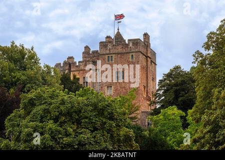 Dunster Castle, ein ehemaliges schloss von motte und bailey, jetzt ein Landhaus, von den Gärten aus gesehen, Dunster, Somerset, England, Großbritannien. Stockfoto