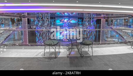 Blick auf das Atrium im Inneren des Kreuzfahrtschiffs MSC Seaside, dem Kreuzfahrtschiff MSC Cruises, am 15. Juli 2021. Stockfoto