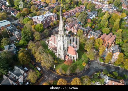 Edgbaston, Birmingham - Oktober 22. 2022 - die wunderschöne Kirche St. Augustine of Hippo an der Lyttelton Road in der Edgbaston Gegend von Birmingham, umgeben von den Farben des Herbstes. Die Kirche liegt an einem Kreisverkehr, umgeben von Wohnungen und viktorianischen Gebäuden. Die anglikanische Kirchturm und Turm ist 185 Meter hoch und ist der höchste in Birmingham, England. Die Kirche wurde von Julius Alfred Chatwin entworfen und 1876 fertiggestellt. PIC Credit: Scott CM/Alamy Live News Stockfoto