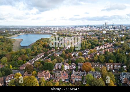 Edgbaston, Birmingham - Oktober 22. 2022 - die Skyline von Birmingham mit einem niedrigeren als normalen Edgbaston Reservoir auf der linken Seite, umgeben von den Farben des Herbstes. PIC Credit: Scott CM/Alamy Live News Stockfoto