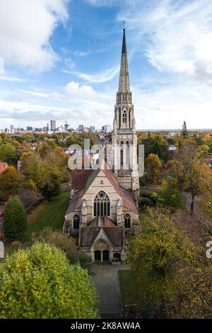 Edgbaston, Birmingham - Oktober 22. 2022 - die wunderschöne Kirche St. Augustine of Hippo an der Lyttelton Road in der Edgbaston Gegend von Birmingham, umgeben von den Farben des Herbstes. Die Kirche liegt an einem Kreisverkehr, umgeben von Wohnungen und viktorianischen Gebäuden. Die anglikanische Kirchturm und Turm ist 185 Meter hoch und ist der höchste in Birmingham, England. Die Kirche wurde von Julius Alfred Chatwin entworfen und 1876 fertiggestellt. PIC Credit: Scott CM/Alamy Live News Stockfoto