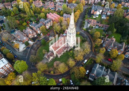 Edgbaston, Birmingham - Oktober 22. 2022 - die wunderschöne Kirche St. Augustine of Hippo an der Lyttelton Road in der Edgbaston Gegend von Birmingham, umgeben von den Farben des Herbstes. Die Kirche liegt an einem Kreisverkehr, umgeben von Wohnungen und viktorianischen Gebäuden. Die anglikanische Kirchturm und Turm ist 185 Meter hoch und ist der höchste in Birmingham, England. Die Kirche wurde von Julius Alfred Chatwin entworfen und 1876 fertiggestellt. PIC Credit: Scott CM/Alamy Live News Stockfoto