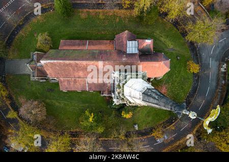 Edgbaston, Birmingham - Oktober 22. 2022 - die wunderschöne Kirche St. Augustine of Hippo an der Lyttelton Road in der Edgbaston Gegend von Birmingham, umgeben von den Farben des Herbstes. Die Kirche liegt an einem Kreisverkehr, umgeben von Wohnungen und viktorianischen Gebäuden. Die anglikanische Kirchturm und Turm ist 185 Meter hoch und ist der höchste in Birmingham, England. Die Kirche wurde von Julius Alfred Chatwin entworfen und 1876 fertiggestellt. PIC Credit: Scott CM/Alamy Live News Stockfoto