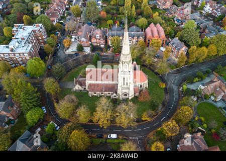 Edgbaston, Birmingham - Oktober 22. 2022 - die wunderschöne Kirche St. Augustine of Hippo an der Lyttelton Road in der Edgbaston Gegend von Birmingham, umgeben von den Farben des Herbstes. Die Kirche liegt an einem Kreisverkehr, umgeben von Wohnungen und viktorianischen Gebäuden. Die anglikanische Kirchturm und Turm ist 185 Meter hoch und ist der höchste in Birmingham, England. Die Kirche wurde von Julius Alfred Chatwin entworfen und 1876 fertiggestellt. PIC Credit: Scott CM/Alamy Live News Stockfoto