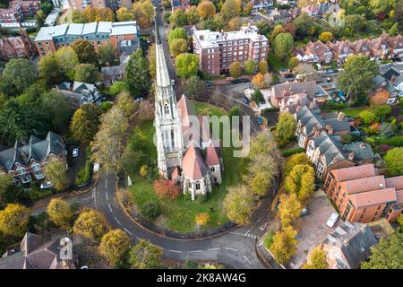 Edgbaston, Birmingham - Oktober 22. 2022 - die wunderschöne Kirche St. Augustine of Hippo an der Lyttelton Road in der Edgbaston Gegend von Birmingham, umgeben von den Farben des Herbstes. Die Kirche liegt an einem Kreisverkehr, umgeben von Wohnungen und viktorianischen Gebäuden. Die anglikanische Kirchturm und Turm ist 185 Meter hoch und ist der höchste in Birmingham, England. Die Kirche wurde von Julius Alfred Chatwin entworfen und 1876 fertiggestellt. PIC Credit: Scott CM/Alamy Live News Stockfoto