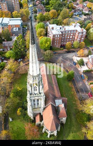 Edgbaston, Birmingham - Oktober 22. 2022 - die wunderschöne Kirche St. Augustine of Hippo an der Lyttelton Road in der Edgbaston Gegend von Birmingham, umgeben von den Farben des Herbstes. Die Kirche liegt an einem Kreisverkehr, umgeben von Wohnungen und viktorianischen Gebäuden. Die anglikanische Kirchturm und Turm ist 185 Meter hoch und ist der höchste in Birmingham, England. Die Kirche wurde von Julius Alfred Chatwin entworfen und 1876 fertiggestellt. PIC Credit: Scott CM/Alamy Live News Stockfoto