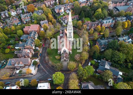 Edgbaston, Birmingham - Oktober 22. 2022 - die wunderschöne Kirche St. Augustine of Hippo an der Lyttelton Road in der Edgbaston Gegend von Birmingham, umgeben von den Farben des Herbstes. Die Kirche liegt an einem Kreisverkehr, umgeben von Wohnungen und viktorianischen Gebäuden. Die anglikanische Kirchturm und Turm ist 185 Meter hoch und ist der höchste in Birmingham, England. Die Kirche wurde von Julius Alfred Chatwin entworfen und 1876 fertiggestellt. PIC Credit: Scott CM/Alamy Live News Stockfoto