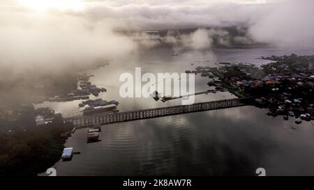 Luftdrohnenaufnahme der Songkhla Bridge im Nordwesten Thailands Songklaburi Stockfoto