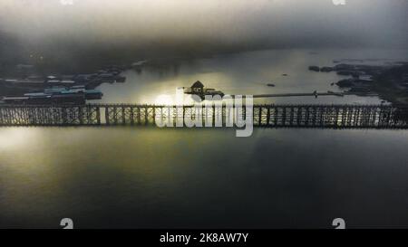 Luftdrohnenaufnahme der Songkhla Bridge im Nordwesten Thailands Songklaburi Stockfoto