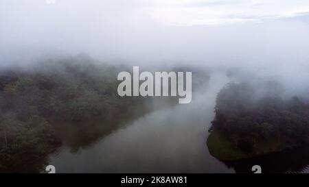 Luftdrohnenaufnahme der Songkhla Bridge im Nordwesten Thailands Songklaburi Stockfoto