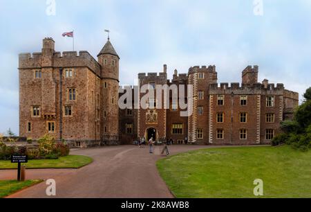 Dunster Castle, ein ehemaliges schloss von motte und bailey, jetzt ein Landhaus, von den Gärten aus gesehen, Dunster, Somerset, England, Großbritannien. Stockfoto