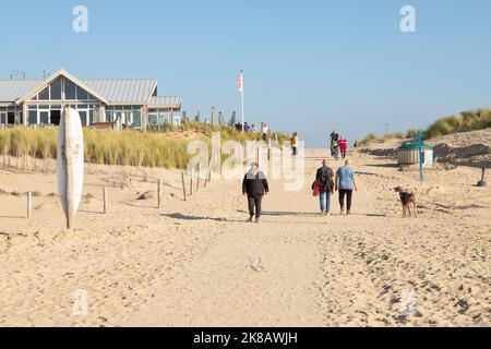Pfad über die Dünen zum Strand im Dorf Den Hoorn auf der Dutch Wadden Island von Texel. Stockfoto