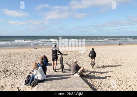 Einwohner und Touristen genießen ihre freie Zeit am Strand von Texel. Stockfoto