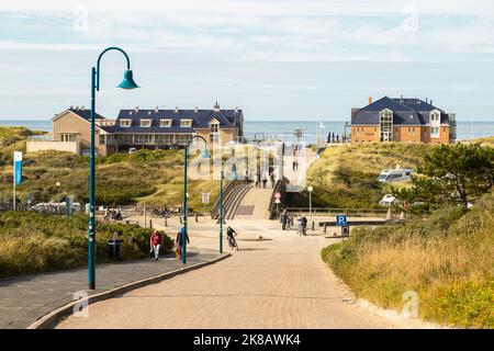 Straße zum beliebten Strand im Badeort De Koog auf der Insel Texel. Stockfoto