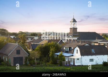 Dorfblick auf das kleine Küstendorf De Cocksdorp auf der Wadden Island in Texel. Stockfoto