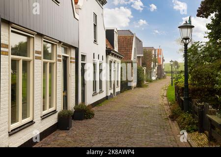 Enge Straße im Dorf Oudeschild auf der niederländischen Insel Texel. Stockfoto