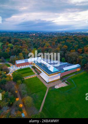 Blick auf das Burrell Collection Museum in der Abenddämmerung im Pollok Country Park, Glasgow, Schottland, Großbritannien Stockfoto