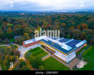 Blick auf das Burrell Collection Museum in der Abenddämmerung im Pollok Country Park, Glasgow, Schottland, Großbritannien Stockfoto