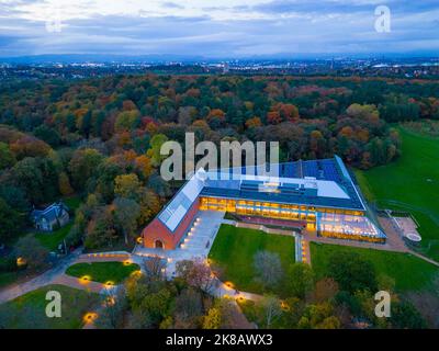 Blick auf das Burrell Collection Museum in der Abenddämmerung im Pollok Country Park, Glasgow, Schottland, Großbritannien Stockfoto