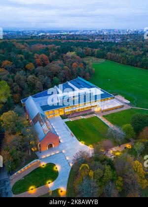 Blick auf das Burrell Collection Museum in der Abenddämmerung im Pollok Country Park, Glasgow, Schottland, Großbritannien Stockfoto